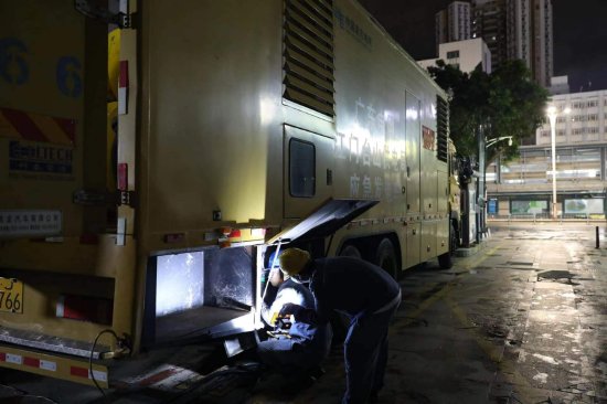 9月10日凌晨，南方电网广东江门台山供电局支援深圳队伍在深圳市大中华汇展阁小区放缆布线，做好应急发电车接入准备工作 。（张晓杰 摄）