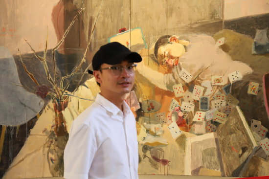 何建州与他的画作