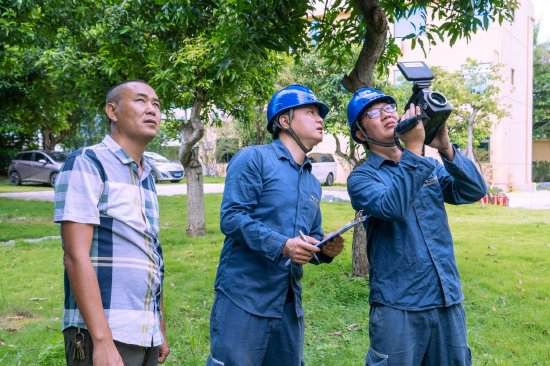 大亚湾供电局工作人员检查试验中心用电设备