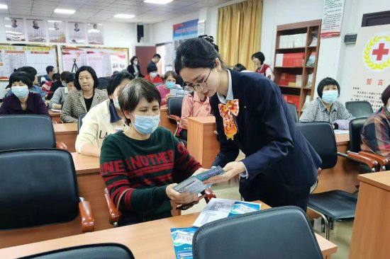 阳江市分行工作人员上门普及金融反诈知识