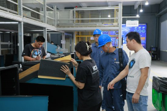 11月7日,南方电网广东佛山顺德供电局均安供电所工作人员到广东哈士奇制冷科技公司检查用电设备,让企业“双十一”期间用电无忧。刘酩诗 摄