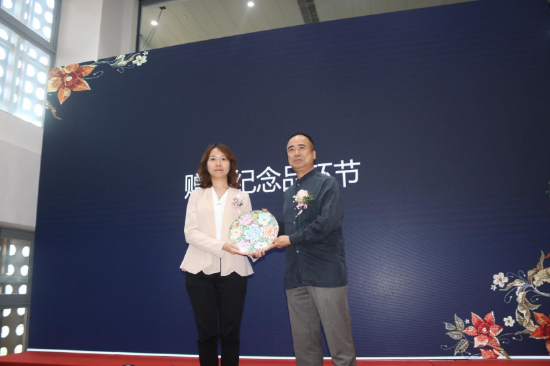 谭广辉以个人名义向澳门博物馆捐赠广彩陶瓷艺术品《金地牡丹》。张玉荣 摄
