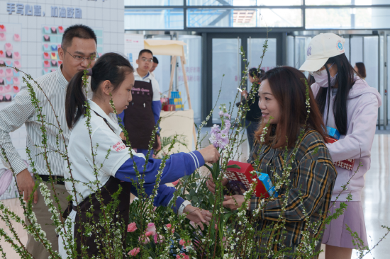 每一位购买了下午茶套餐的顾客都获赠了一朵现场布置用的花材