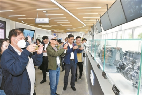 在广汽埃安展厅,嘉宾纷纷掏出手机拍照
