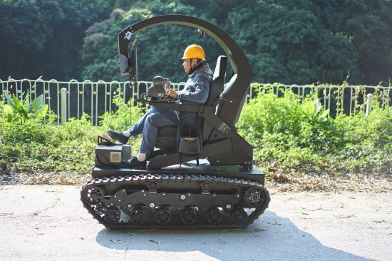 广州黄埔供电局人员在遥控室操作“悟空”机器人精准作业