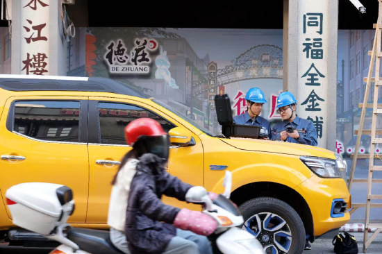 2023年12月27日，南方电网广东肇庆端州供电局工作人员对设备进行测量，做好元旦假期保供电工作。（白国颖 摄）