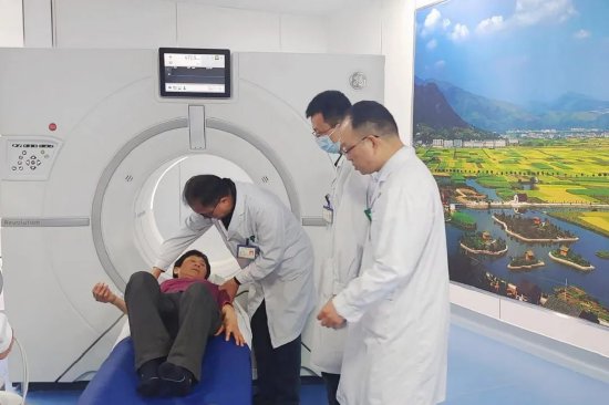 医学影像部崔冰主任为田妹同志做心血管CT检查