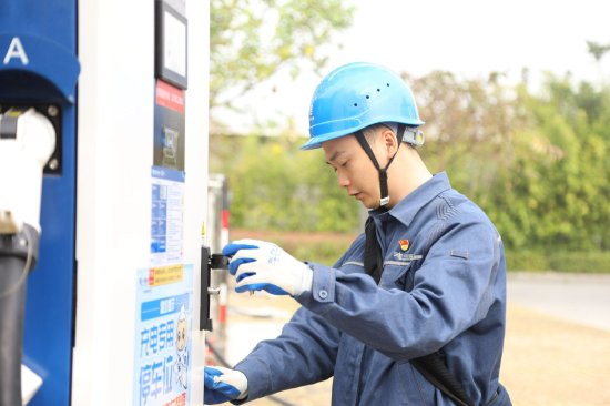 2月1日,南方电网广东肇庆鼎湖供电局工作人员对砚阳湖景区停车场的充电桩进行节前检查,确保群众低碳出行“电量”无忧。陈芳敏 摄