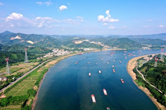 粤港澳大湾区500千伏外环西段(肇庆段)跨越西江。 白国颖 摄