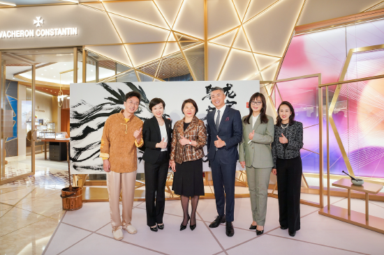 左起:书法艺术家朱敬一先生,江诗丹顿中国区零售总监袁雪芳(Jessie YUAN)女士、历峰集 团中国首席执行官顾佳琳(Jenny GU)女士、江诗丹顿中国区行政总裁杨正丰 (Leo YANG)先 生、太古汇(广州)发展有限公司总经理黄瑛(Jessica HUANG)女士、江诗丹顿中国区全渠道 营销总监林美玲(Mellisa LIM)女士