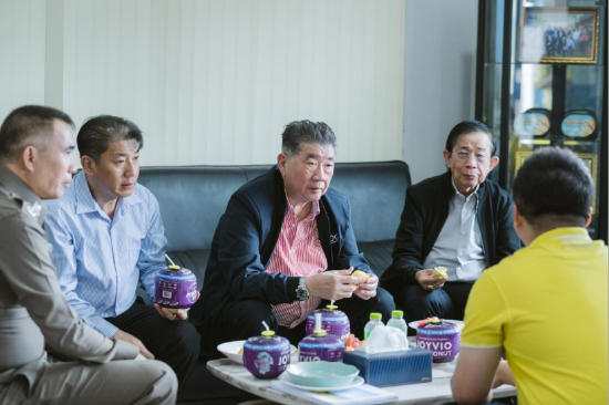 泰国副总理普坦·威乍耶猜（左三）现场品尝鑫荣懋集团旗下佳沃水果