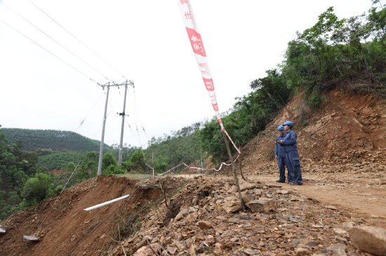 4月24日，南方电网广东肇庆怀集供电局凤岗供电所正在使用无人机对受山体滑坡影响的线路进行飞巡。（白国颖 摄）