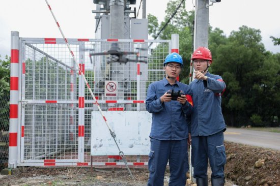 4月28日,惠州博罗局工作人员在降雨间歇期利用无人机查找线路故障。廖伟兴摄
