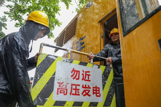 4月28日,惠州博罗局抢修人员在横河镇布置发电车1。廖伟兴摄