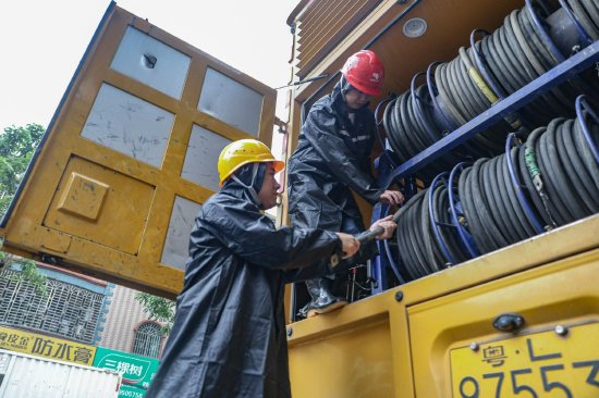 4月28日,惠州博罗局抢修人员在横河镇布置发电车3。廖伟兴摄