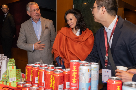 图说:王老吉系列产品深受现场嘉宾喜爱