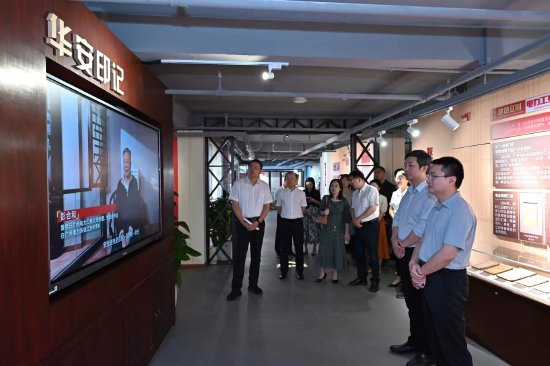 图4：将上世纪电力工业生产场景和历史景象搬进华安楼。