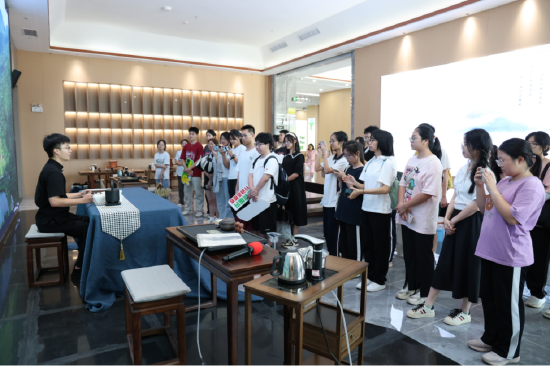 图:在基础教育与研学培训路线的市茶叶交易中心点位参观(张名杰)