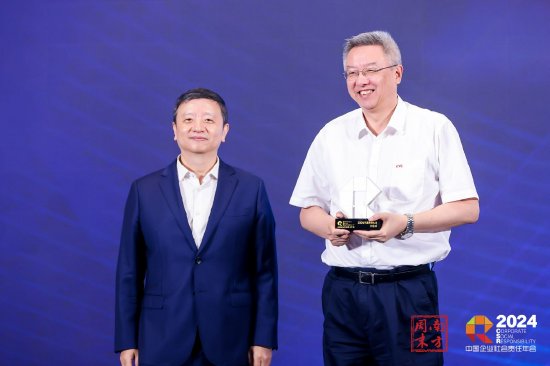 南方报业传媒集团副社长,南方周末报社党委书记、主编王巍(左)为刘金成颁奖。