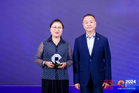 南方报业传媒集团党委书记、社长刘启宇(右)为李怒云颁奖。