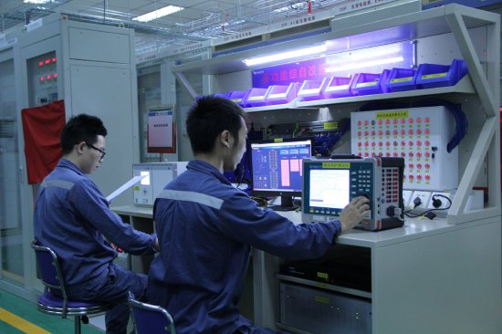 工作人员在调试平台对电鸿设备进行单机调试