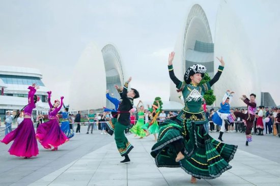 第三届珠海艺术节户外嘉年华巡游活动(资料图)。李建束