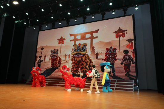 活动现场,科学城小学学生表演《向阳成长“狮”意青春》 李剑锋 摄