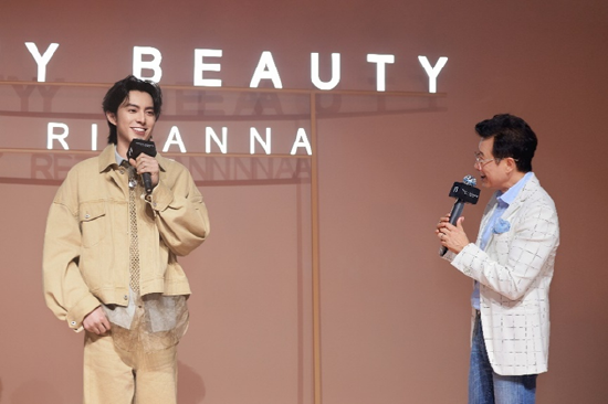 从左到右依次是FENTY BEAUTY BY RIHANNA全球品牌代言人王鹤棣、LVMH大中华区总裁吴越先生