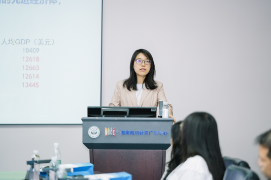 中山大学粤港澳发展研究院副院长、李小瑛教授做主题分享。