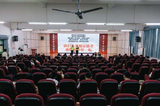 图为英德市志愿者协会节目表演《英德志愿者,和你在一起》(摄制:胡必文)