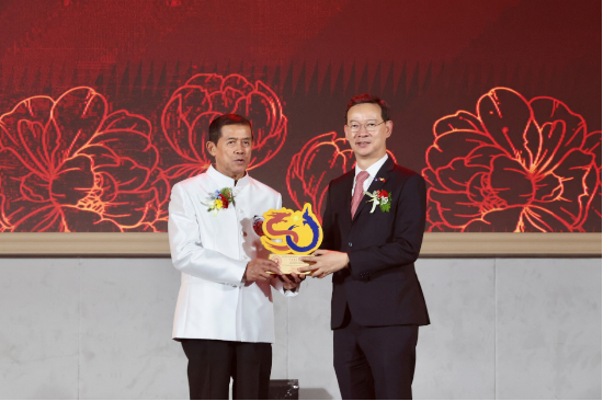 泰中友好协会会长向许馨雄颁发奖牌