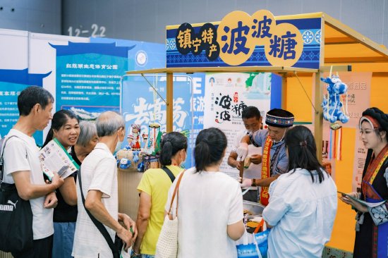 &nbsp;镇宁特产波波糖现场制作免费品尝，吸引了不少市民关注
