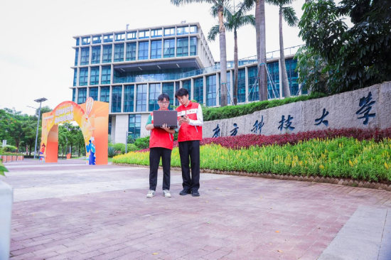 图为:网络优化工程师在南方科技大学进行测试优化