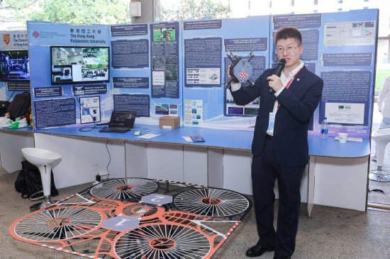 理大航空及民航工程学系助理教授、低空经济研究中心核心成员黄海龙教授在理大展区介绍大学的多项创新研发。