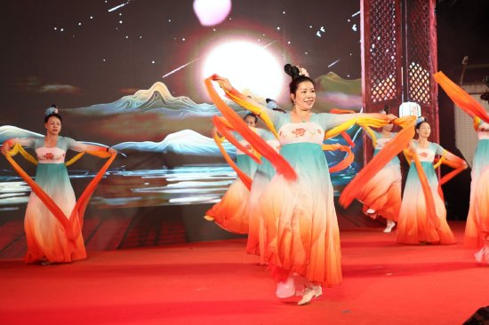 红山媳妇们带来自编自导自演的节目。李剑锋 摄