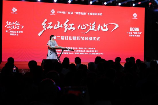 红山媳妇们带来自编自导自演的节目。李剑锋 摄