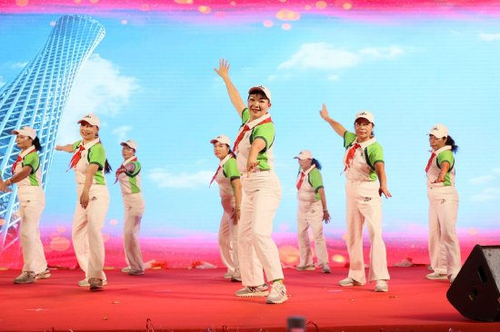 红山媳妇们带来自编自导自演的节目。李剑锋 摄