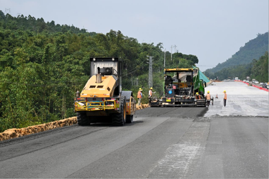 国道G358线改建工程施工现场 徐英豪/摄