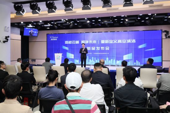 &nbsp;黄埔高端制造产品密集发布，凌度智能高空清洁机器人“天花板”产品吸睛。李剑锋 摄