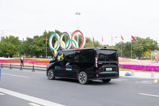  文远知行自动驾驶出租车Robotaxi GXR行驶在广东奥体中心场馆前