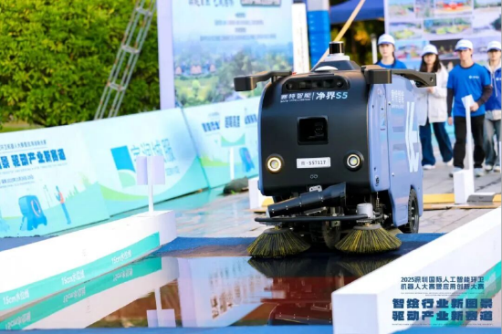 本届参赛的人工智能环卫机器人（部分）
