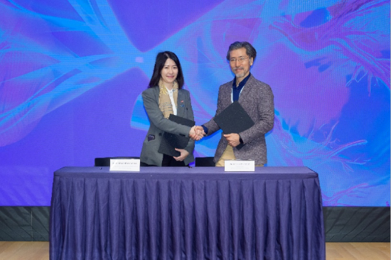 　　陈苇恩教授（左）与日本Corporate-M公司创始人、肯尼迪·克里格研究所功能脑成像F.M.柯比研究中心教授、约翰·霍普金斯大学医学院放射学系教授Susumu MORI教授（右）共同签署合作备忘录。