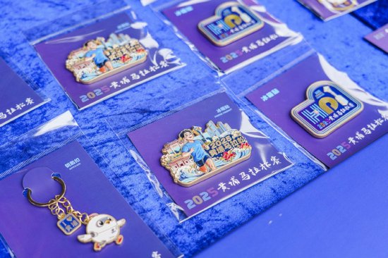 “赛博鸡仔”书签、钥匙扣等“黄马”专属文创吸睛满满 主办方供图