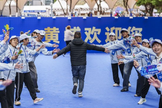 博览会现场，“黄马”志愿者组成的欢迎长廊十分亮眼 主办方供图