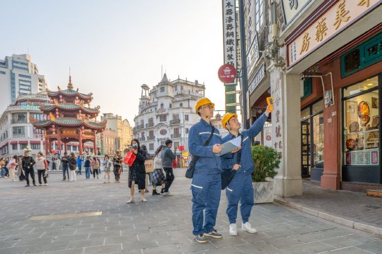 &nbsp;南方电网广东汕头金平供电局工作人员在元旦节前对小公园历史文化街区开展安全用电检查。（张涵 摄）