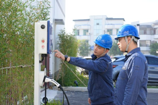 &nbsp;南方电网广东韶关仁化供电局运维人员对充电桩进行巡检工作。（陈怡霖 摄）
