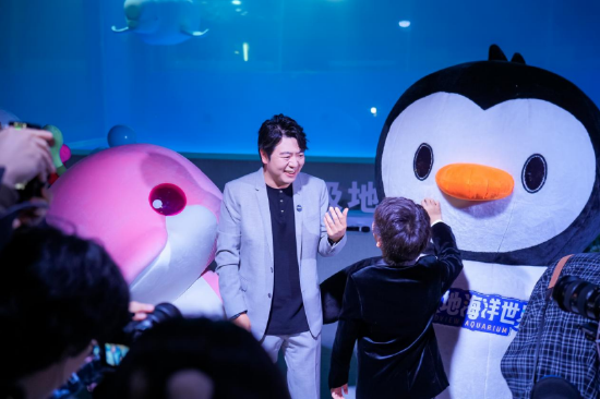 郎朗参观正佳极地海洋世界，并与湾区顶流“大湾鸡”互动