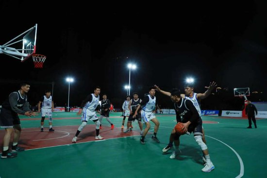 黄埔“村BA”迎春杯篮球赛开赛。李剑锋 摄