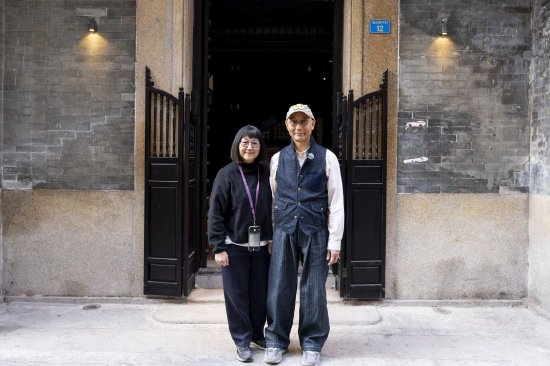 卢冠廷和太太唐书琛在养母谭秀珍的故居前合影