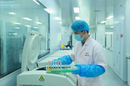 燃石医学技术人员正在处理样本。李剑锋 摄